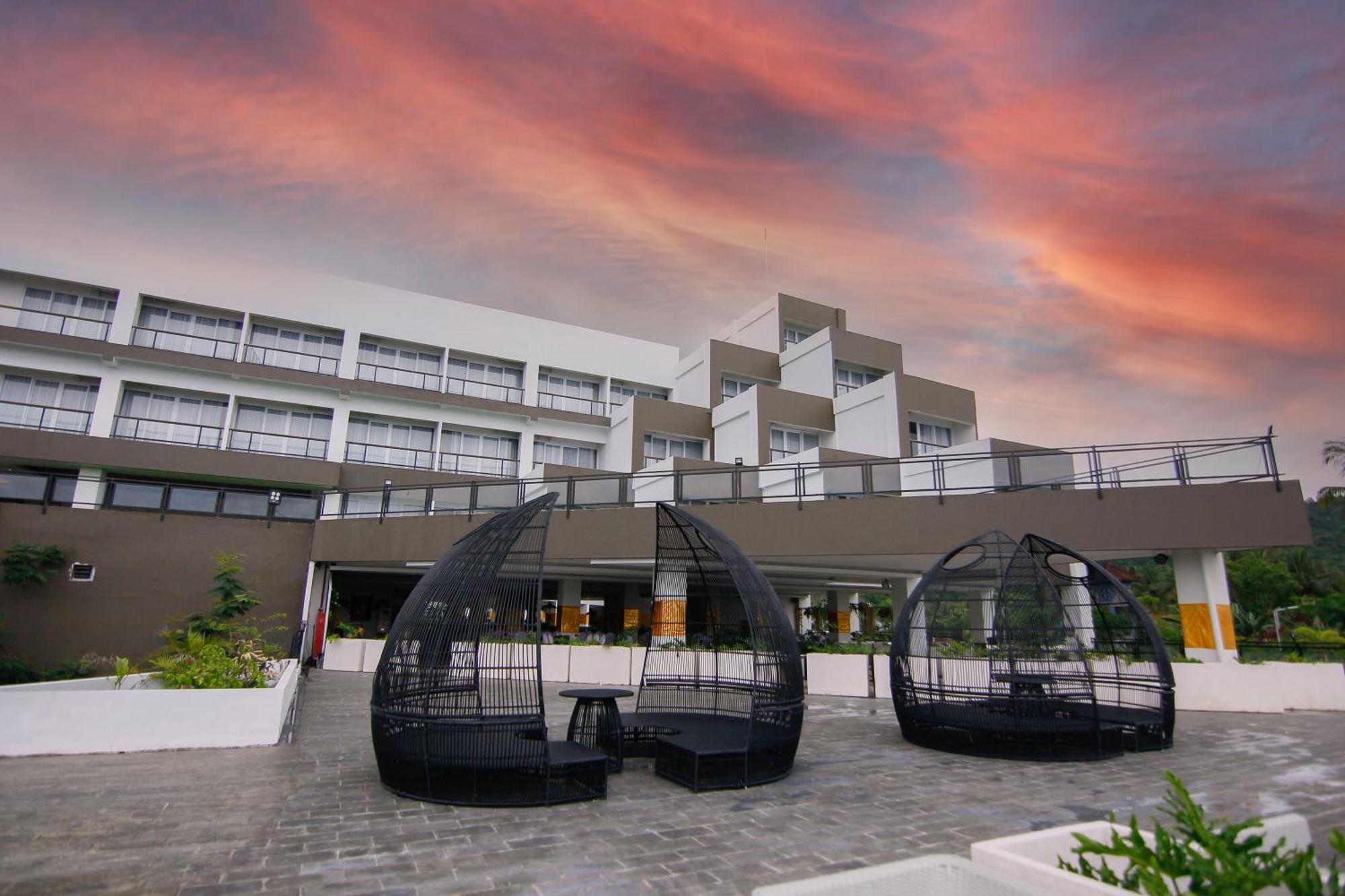 Raja Hotel Kuta Mandalika Resort & Convention Dış mekan fotoğraf